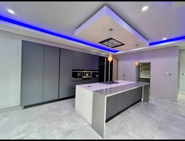 5 BEDROOM HOUSE FOR SALE IN SIX FOUNTAINS RESIDENTIAL ESTATE